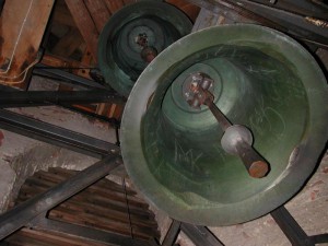 Kleine und mittlere Glocke im Glockenstuhl