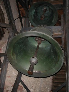 Kleine und mittlere Glocke im Glockenstuhl